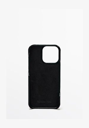 Custodia per smartphone nera con una texture morbida e un'apertura quadrata per la fotocamera. Presenta il marchio "Massimo Dutti" in rilievo nella parte inferiore.