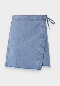 Jeans omslagskjørt i lyseblått, med knytelukking, frynsete nederkant og rett snitt med en lett A-form.