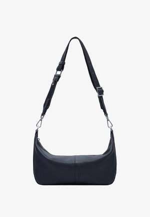 Czarna torebka na ramię z teksturowanej skóry, z regulowanym paskiem z tkaniny i srebrnymi zapięciami, minimalistyczny księżycowy kształt.