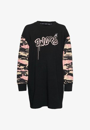 Fekete, hosszú ujjú pólóruha, elöl rózsaszín graffiti-stílusú "ONGRS" felirattal. A ujjakon rózsaszín, bézs és fekete kamuflázs minta található.