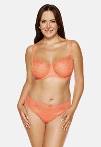Koronkowy zestaw biustonosza i majtek w kolorze koralowym z haftem kwiatowym, wsparciem w postaci fiszbin oraz małym detalem w postaci kokardki na majtkach. Gładkie wykończenie materiału.