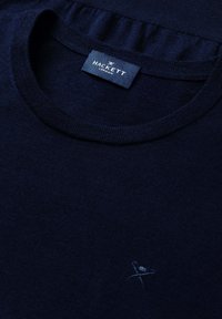 Navyblauwe katoenen t-shirt met ronde hals, voorzien van een klein geborduurd logo op de borst en een gladde, zachte textuur.