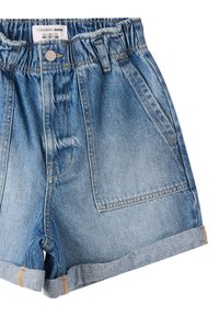 Shorts in denim azzurro con vita elastica, due tasche frontali e orlo arrotolato. Cuciture in arancione a contrasto.