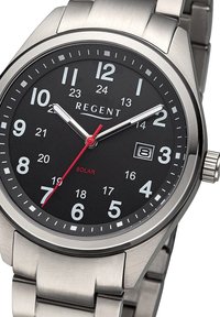 Montre en acier inoxydable avec un cadran noir, des index horaires blancs, une aiguille des secondes rouge, un affichage de la date et un mouvement à énergie solaire.