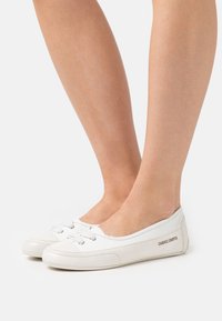 Ballerines en cuir blanc avec un bout arrondi, détail en dentelle sur le devant, et une marque sur le côté. Design minimaliste et texture lisse.