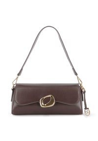 Bolso de hombro de cuero marrón oscuro con un cierre abstracto dorado y correa desmontable que presenta un charm circular dorado.