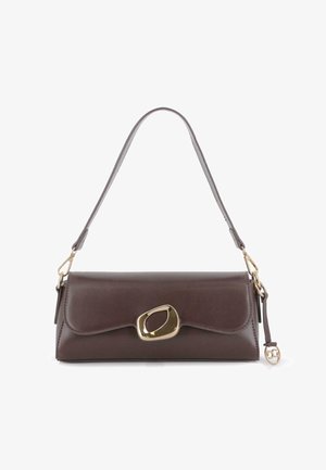 Bolso de hombro de cuero marrón oscuro con un cierre abstracto dorado y correa desmontable que presenta un charm circular dorado.