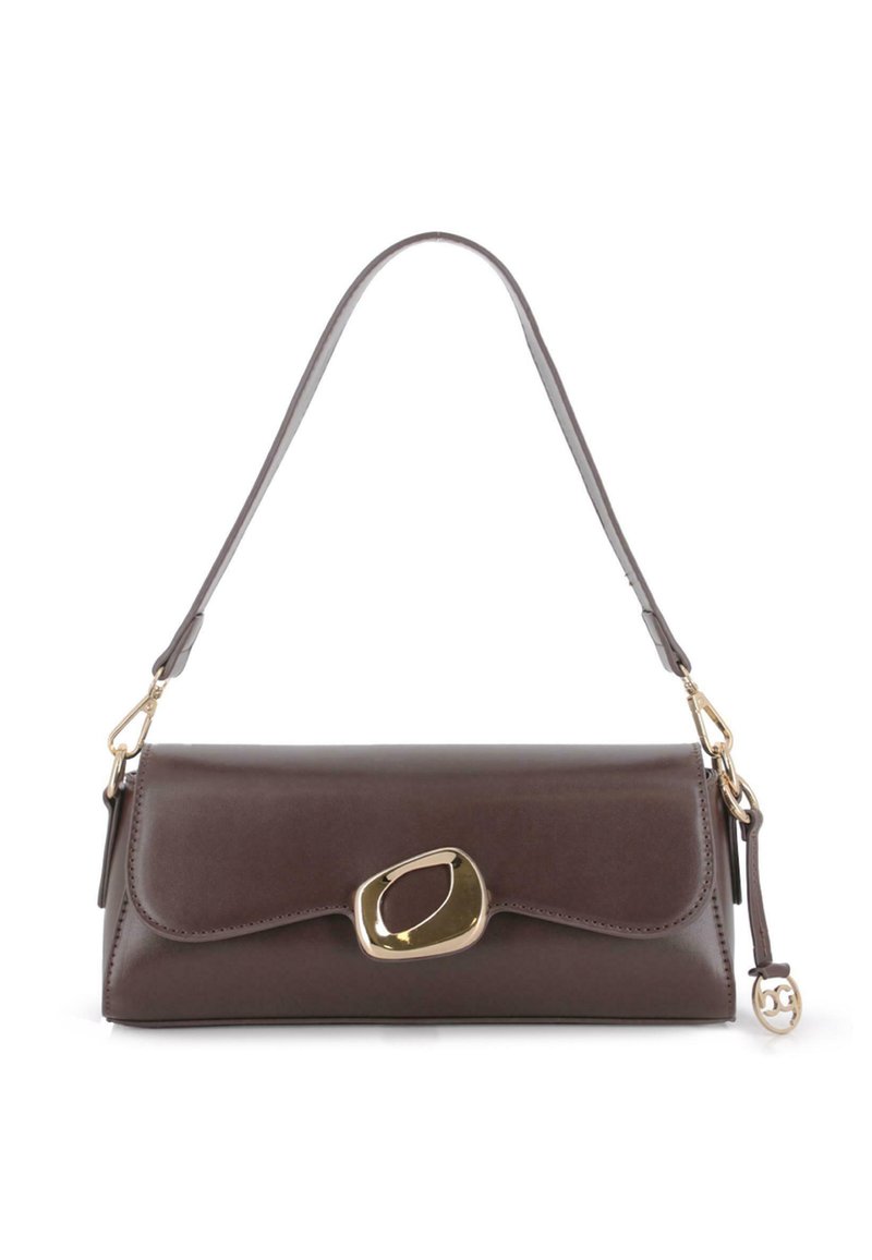 Bolso de hombro de cuero marrón oscuro con un cierre abstracto dorado y correa desmontable que presenta un charm circular dorado.