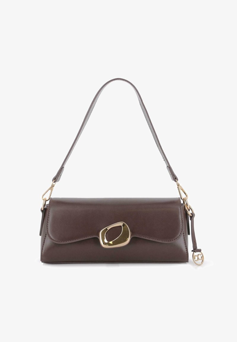 Bolso de hombro de cuero marrón oscuro con un cierre abstracto dorado y correa desmontable que presenta un charm circular dorado.