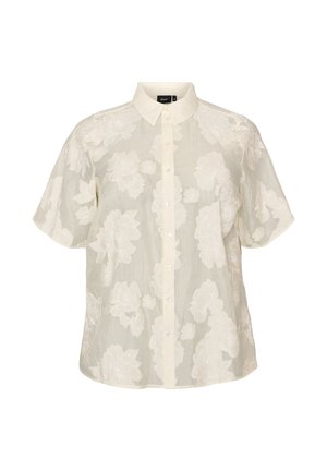 Biała, prześwitująca bluzka z krótkim rękawem z kwiatową haftowaną dekoracją, zapinana na guziki z klasycznym, zaostrzonym kołnierzem, na jednolitym tle.