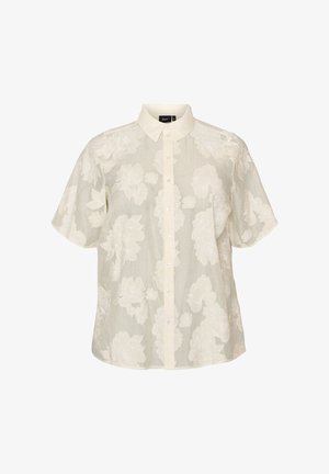 Biała, prześwitująca bluzka z krótkim rękawem z kwiatową haftowaną dekoracją, zapinana na guziki z klasycznym, zaostrzonym kołnierzem, na jednolitym tle.