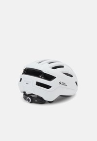 Casque de cyclisme blanc avec système de réglage ajustable, plusieurs évents de ventilation et surface lisse. Logo visible sur le côté.