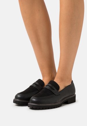 Černé mokasíny z kůže a semiše, s kulatou špičkou, dvojitými pruhy jako ozdobou a texturovanou gumovou podrážkou.