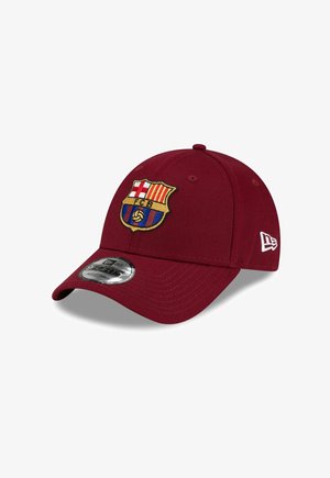 Gorra de béisbol de color granate con un logo bordado del FC Barcelona en la parte frontal. Visera curvada, correa ajustable y tejido texturizado.