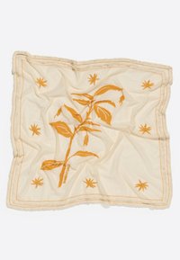 Écharpe couleur crème avec un motif botanique orange brodé et de petites touches orange. Bords finis avec une texture douce et à franges.