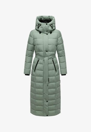 Pikk, pehmendatud mantel helesinises toonis kõrge kraega, mustade aktsentidega, nööridega ja sobiva vöökohaga, küljetaskutega.