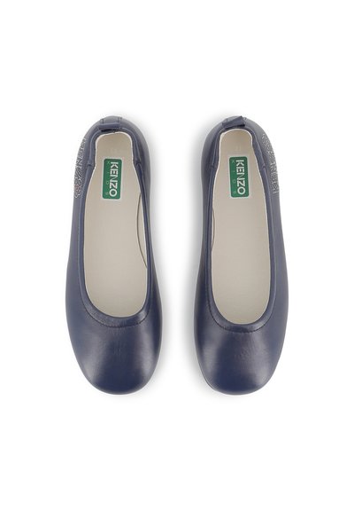 Marineblauwe leren ballerina's met een ronde neus, voorzien van een subtiele geprägde ontwerp en een gewatteerde binnenzool voor comfort.