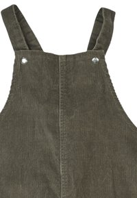 Salopette in ciniglia verde oliva con spalline larghe, dettagli a pressione argentati e trama verticale a coste. Nessuna tasca visibile nella parte superiore.