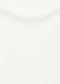 Țesătură albă cu o suprafață netedă și texturată; prezintă un decolteu rotund și linii fine, subtile pe întreaga material.