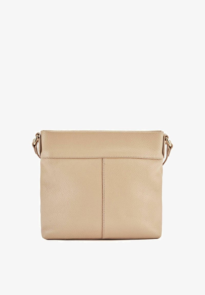 Beżowa skórzana torba o teksturowanej powierzchni, prostokątnym kształcie, z zamknięciem na górnej klapie i regulowanym paskiem. Posiada centralny detal szwu.
