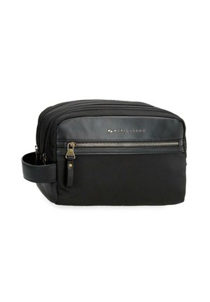 Bolsa de aseo rectangular negra con dos compartimentos con cremallera, bolsillo delantero con cremallera, asa lateral y logo "Pepe Jeans" en el frente.