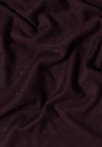 Tissu en maille bourgogne avec une texture douce et des accents scintillants dispersés dans différentes nuances, créant un subtil éclat sur la surface.