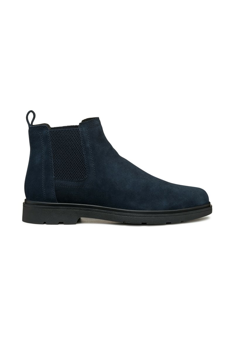 Botas Chelsea de ante azul marino con inserciones laterales elásticas, punta redonda y asa de tirón, que cuentan con una suela de goma negra texturizada.