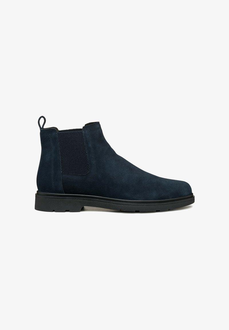 Botas Chelsea de ante azul marino con inserciones laterales elásticas, punta redonda y asa de tirón, que cuentan con una suela de goma negra texturizada.