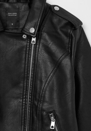 Giacca da biker in pelle nera con cerniere e bottoni a pressione in argento, dotata di colletto e etichetta "Calliope Collection" all'interno.