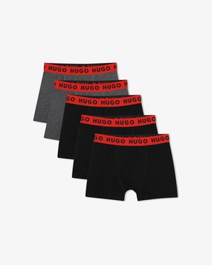 Öt párral férfi boxeralsó, három fekete és két sötétszürke, piros derékpánttal, amelyen fekete "HUGO" felirat olvasható.