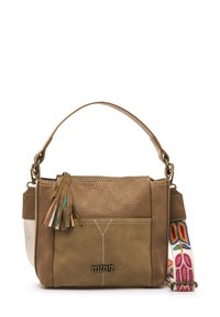 Borsa a mano in pelle marrone con superficie strutturata, manico singolo superiore e tracolla intrecciata colorata. Presenta un dettaglio con frange e il logo.