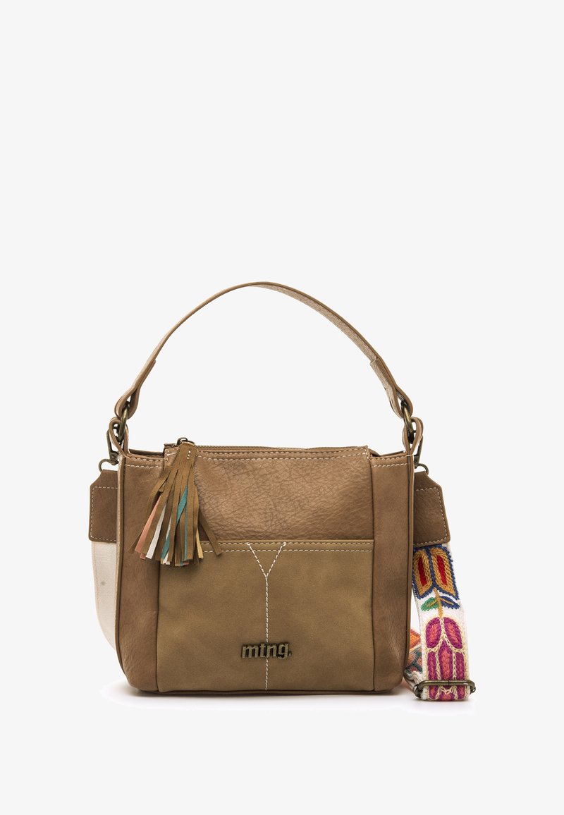 Borsa a mano in pelle marrone con superficie strutturata, manico singolo superiore e tracolla intrecciata colorata. Presenta un dettaglio con frange e il logo.