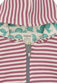 Tuta con cappuccio caratterizzata da strisce orizzontali in malva e crema, con motivo di chiocciole color acquamarina all'interno, zip frontale e morbido cotone.