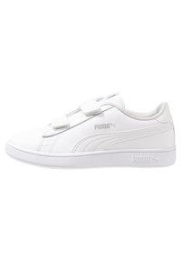 Sneaker bianche con due cinturini in Velcro, parte superiore in sintetico liscio, colletto imbottito, dettagli con logo e suola in gomma resistente.