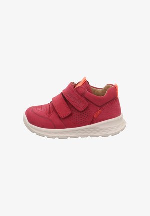 Roter Kindersneaker mit zwei Klettverschlüssen, seitlichem perforiertem Design, weißer strukturierter Sohle und orangefarbenem Zugband an der Ferse.