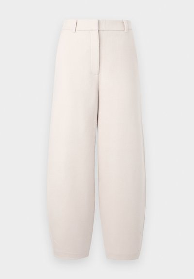 Pantaloni largi bej deschis, realizați dintr-un material moale, cu față plată, buzunare laterale și șlițuri pentru curea. Finisaj neted și texturat.