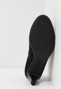 Gabor Tronchetti - black