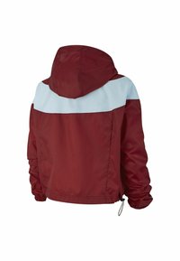 Bordová kapuce s dlouhými rukávy a nastavitelným stahovacím lemem, s světle modrým horizontálním pruhem přes horní část zad, zobrazená zezadu.