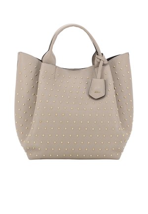 Beige Leder-Shopper mit goldenen Nietenakzenten, weicher Textur und zwei Griffen; ausgestattet mit einem abnehmbaren Anhänger. Runde, geräumige Form.