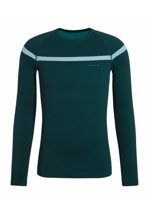 Długorękawowa koszulka sportowa w ciemnozielonym kolorze, z jasnoniebieskim poziomym paskiem, teksturowaną tkaniną i logo na klatce piersiowej.