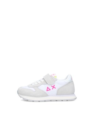 Sneaker bianca e grigia con simboli rosa a triangolo e X sul lato, una fascia a strappo e lacci bianchi su uno sfondo bianco.