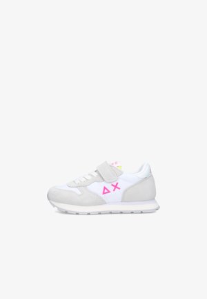 Sneaker bianca e grigia con simboli rosa a triangolo e X sul lato, una fascia a strappo e lacci bianchi su uno sfondo bianco.