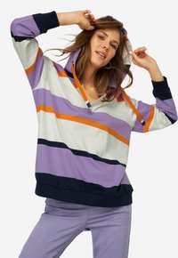 Felpa con cappuccio colorata con strisce viola, arancione e blu navy. Presenta un cappuccio, un collo a mezza zip e un tessuto texturizzato. Vestibilità comoda.