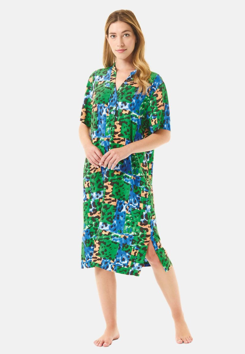 Vestido de botones de manga corta en un vibrante patrón abstracto en verde, azul y marrón. Presenta una abertura lateral y un corte suelto para mayor comodidad.
