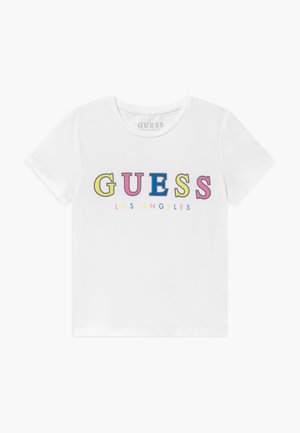 Hvid t-shirt med korte ærmer med farverige "GUESS" bogstaver og mindre "LOS ANGELES" tekst trykt nedenfor foran.