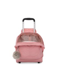 Zaino con ruote rosa dotato di manico retrattile, texture in tessuto, spazio di stoccaggio interno e un accessorio in pelliccia grigia a pom-pom attaccato.