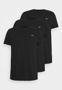 Tricouri negre din bumbac, în pachet de trei. Manșete scurte, design cu guler rotund, logo brodat în partea stângă sus. Textură netedă.