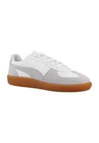 Białe i szare sneakersy z zamszowej i skórzanej cholewki, okrągłym noskiem, teksturowaną gumową podeszwą oraz płaskim sznurowaniem.