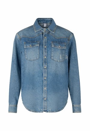 Chemise en denim bleu clair avec un col classique, deux poches poitrine, fermeture à boutons et accents brodés, avec un léger effet de décoloration.