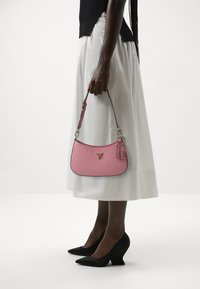 Guess NOELLE TOP ZIP SHOULDER BAG - Kézitáska - pink